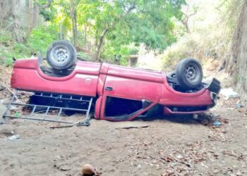 Pick up se sale de la carretera Litoral y cae a un río en Zacatecoluca, La Paz