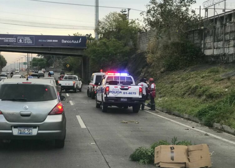 Accidente de tránsito en bulevar Monseñor Romero deja un joven lesionado