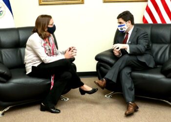 Propuestas de reforma a la CICIES y temas migratorios marcan encuentro entre Ricardo Zúñiga y la canciller Alexandra Hill