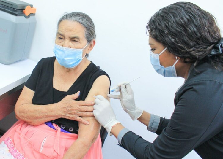 Avanza vacunación contra el covid-19 de personas mayores de 70 años y con enfermedades crónicas