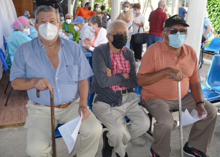 Gobierno inicia vacunación contra el COVID-19 de personas de la tercera edad y pacientes crónicos