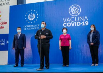 MINSAL y embajadora de China verifican traslado de 150,000 vacunas Sinovac a diferentes centros de salud