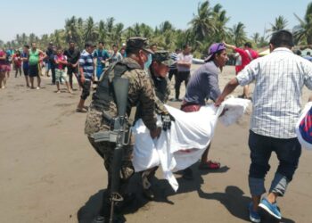 Recuperan el cuerpo de una niña que fue arrastrada por una corriente marina en la Barra de Santiago