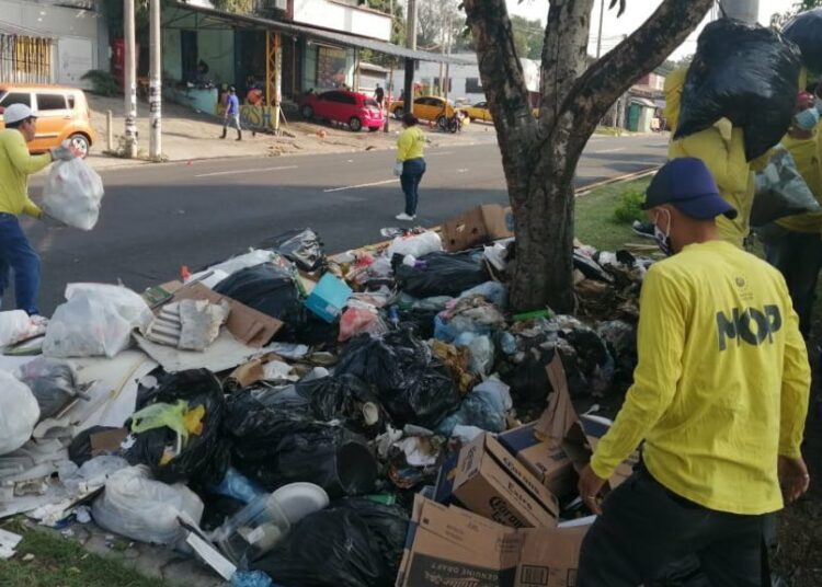 MOP retira la basura de las principales calles de San Salvador