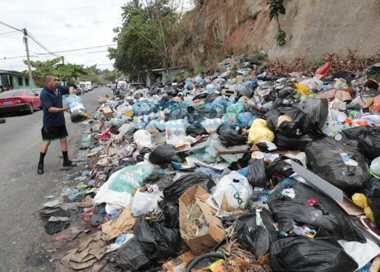 Habitantes de Tonacatepeque denuncian falta de recolección de basura desde hace una semana