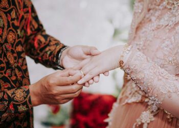 Una madre descubre en la boda de su hijo que su futura nuera es su hija perdida