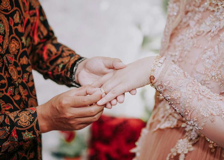 Una madre descubre en la boda de su hijo que su futura nuera es su hija perdida