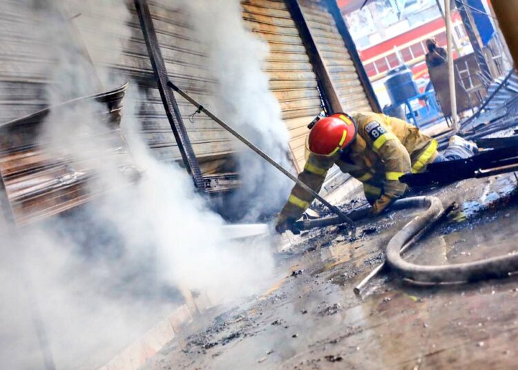 Bomberos controlan voraz incendio en el mercado de San Miguel