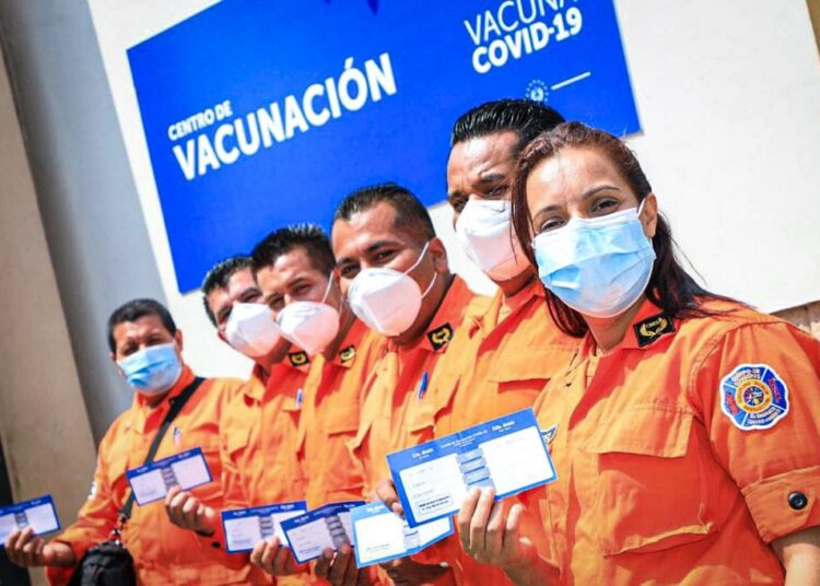 Gobierno garantiza inmunización del Covid-19 al Cuerpo de Bomberos
