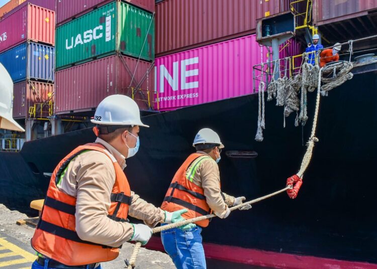 Atraca en puerto de Acajutla buque con 360 toneladas métricas de alimentos