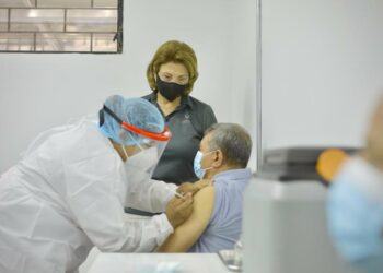 Maestros del sector privado serán inmunizados contra el covid-19 a partir del próximo martes