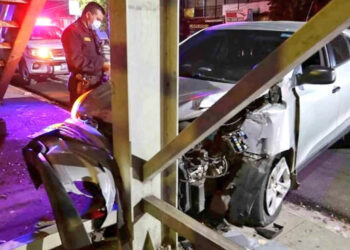 Mujer se lesiona tras chocar su automóvil contra pasarela en Soyapango
