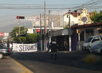 Cierran carril en Alameda Juan Pablo II en protesta contra irregularidades de alcalde saliente Ernesto Muyshondt