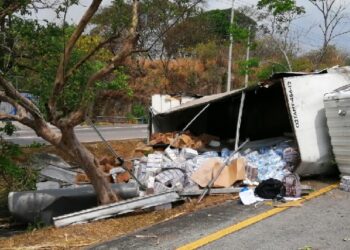 Camión volcado en Autopista a Comalapa deja varios lesionados