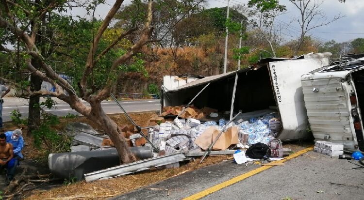 Camión volcado en Autopista a Comalapa deja varios lesionados