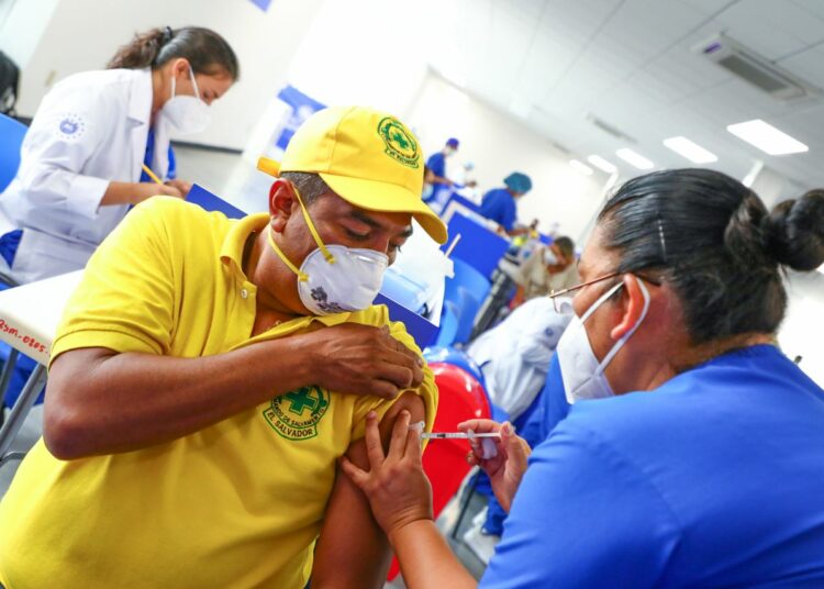 Personal de Comandos de Salvamento reciben vacuna contra el Covid-19