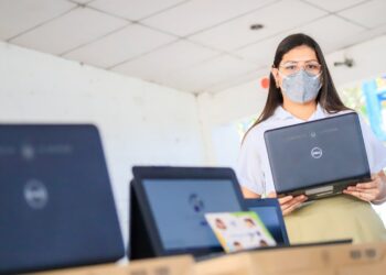 MINED realiza entrega de computadoras en Instituto Nacional Albert Camus