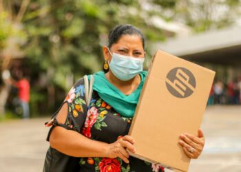 Gobierno continúa con la entrega de computadoras a maestros