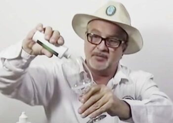 EE.UU. : Acusan a una familia por vender un blanqueador tóxico como falsa droga «milagrosa» contra el covid-19 y otras enfermedades severas