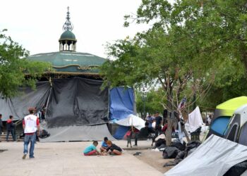 Cientos de migrantes deportados de EE.UU. están varados en México