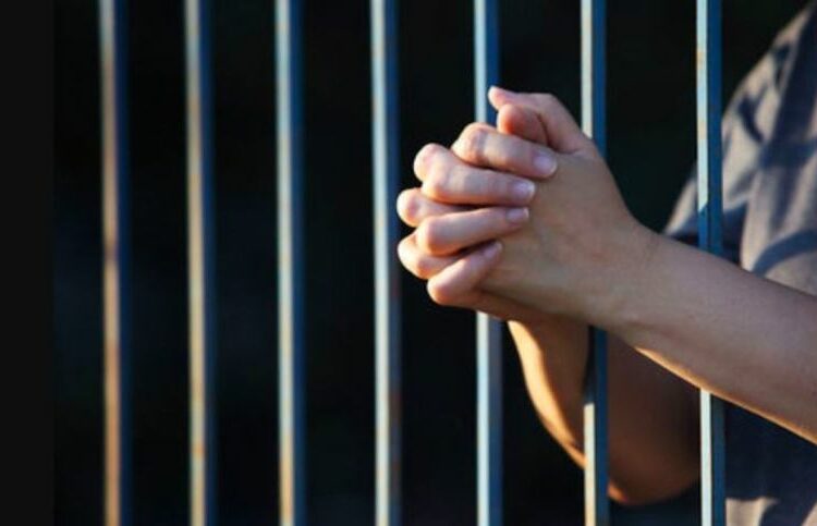 Gran Bretaña: Encarcelan a una oficial de prisión tras descubrirse su romance con un preso