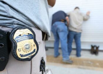 EE. UU. dejará de multar a los inmigrantes indocumentados que no salgan del país