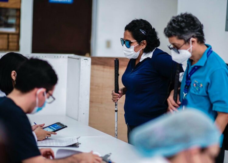 Salvadoreños con discapacidad visual reciben la vacuna contra el Covid-19