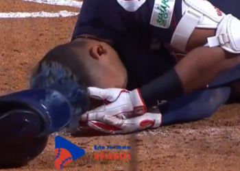 (VIDEO) Un jugador de béisbol Dixon Machado recibió un pelotazo en la cabeza a más de 145 kilómetros por hora y lo sacaron en ambulancia