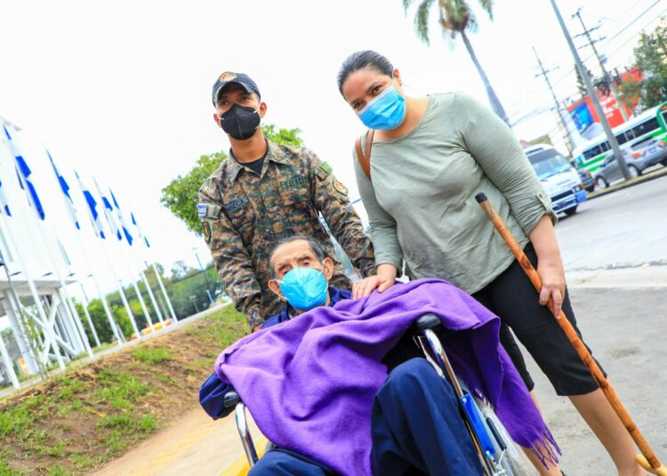 Don Marcelino, de 100 años de edad, se vacuna contra el COVID-19