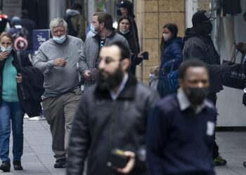 Las personas completamente vacunadas podrán circular sin tapabocas al aire libre en Estados Unidos