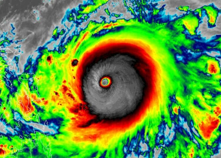 El tifón Surigae cobra fuerza y se acerca peligrosamente a Filipinas