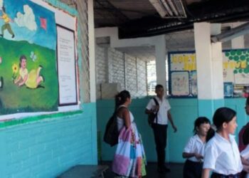 Escuelas e instituciones educativas regresan a clases este martes en modalidad semipresencial