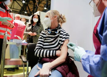 OMS: «Lentitud inaceptable» de vacunación anticovid en Europa ante situación «preocupante»