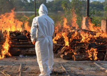 India: cómo pasó de tener la pandemia bajo control a batir el récord mundial de casos de covid-19