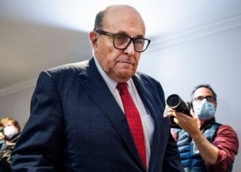 Investigadores federales allanan apartamento del abogado de Trump, Rudolph Giuliani