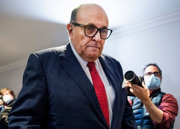 Investigadores federales allanan apartamento del abogado de Trump, Rudolph Giuliani