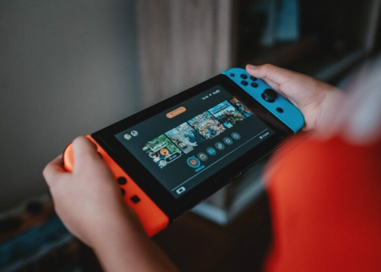 Un ingeniero construye la Nintendo Switch funcional «más grande del mundo» y la dona a un hospital infantil