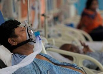 La India registró el primer descenso de casos y muertes por COVID-19 en una semana