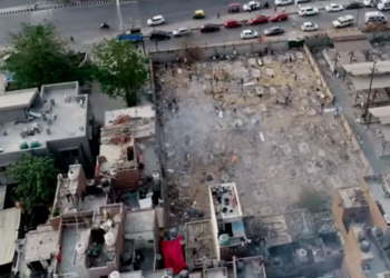 (VIDEO) Decenas de piras arden en un crematorio improvisado indio a la vista de dron