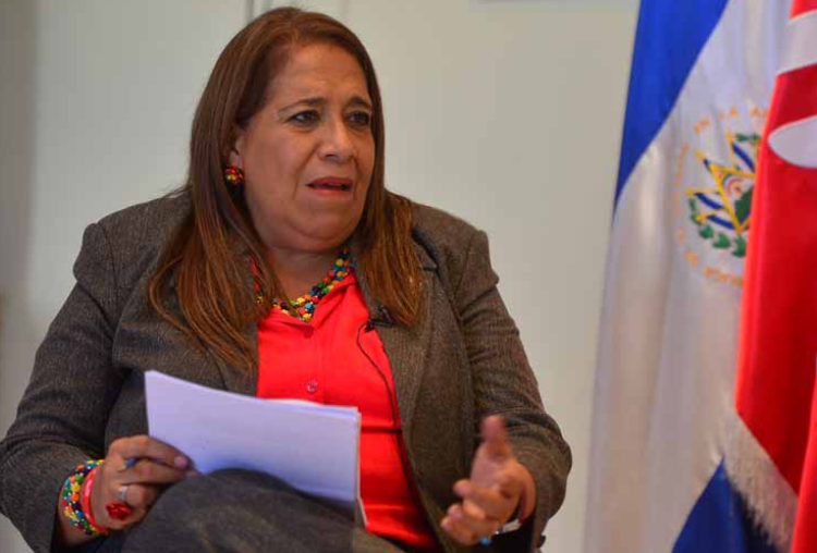 Nidia Díaz confiesa que a través de salarios y bonos mueven dinero al partido FMLN