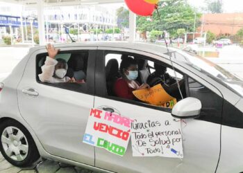 Hijos reciben a su madre con emotivo mensaje tras salir del Hospital El Salvador y vencer el COVID-19