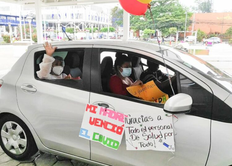 Hijos reciben a su madre con emotivo mensaje tras salir del Hospital El Salvador y vencer el COVID-19