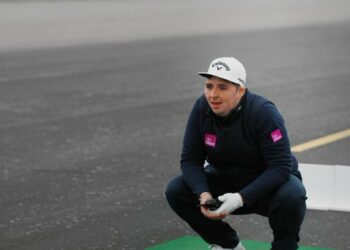 (VIDEO) El golfista Marcus Armitage impuso un Récord Guinness al meter la pelota en un auto en movimiento a casi 300 metros de distancia