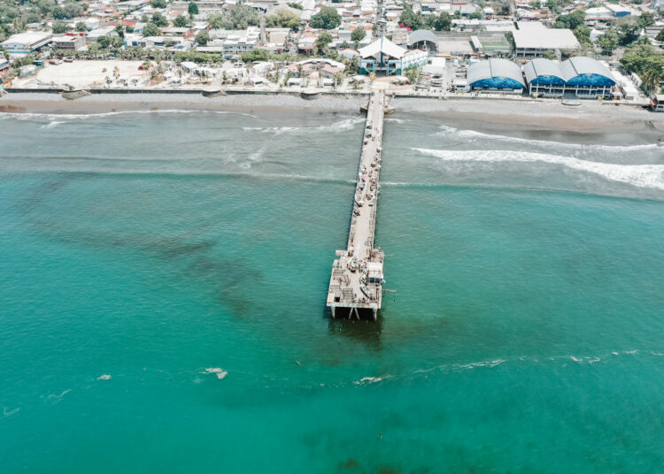 Medio Ambiente confirma marea roja en las costas de La Libertad y previene no bañarse en las playas