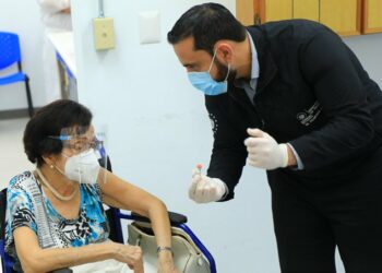 Exministra de Salud, María Isabel Rodríguez, recibe la primera dosis de vacuna anti-COVID-19