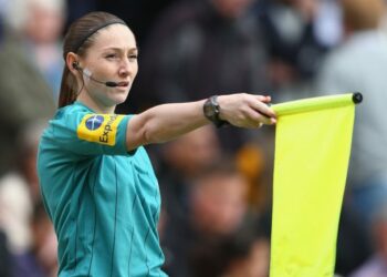 Cortan más de 100 veces un partido del Tottenham y el Manchester United en la televisión iraní para no mostrar las piernas de la árbitro asistente