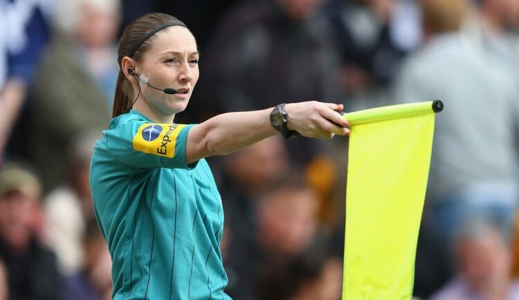 Cortan más de 100 veces un partido del Tottenham y el Manchester United en la televisión iraní para no mostrar las piernas de la árbitro asistente