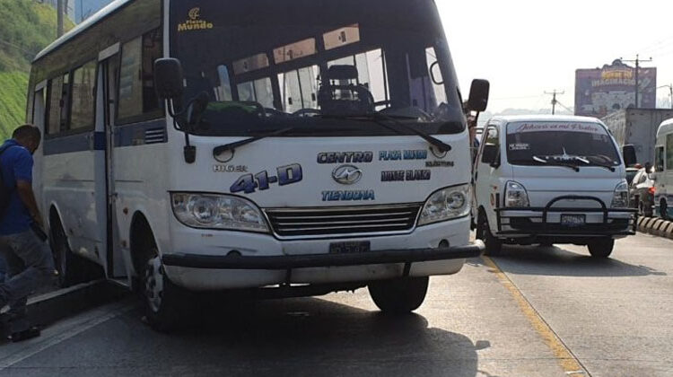 Microbús queda atascado en separadores de calle y genera más caos en Bulevar del Ejército