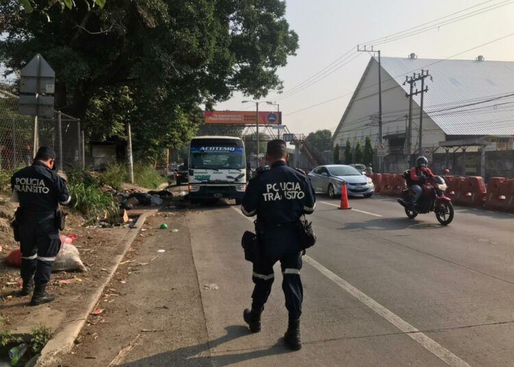 Mujer muere arrollada por un microbús sobre carretera Troncal del Norte