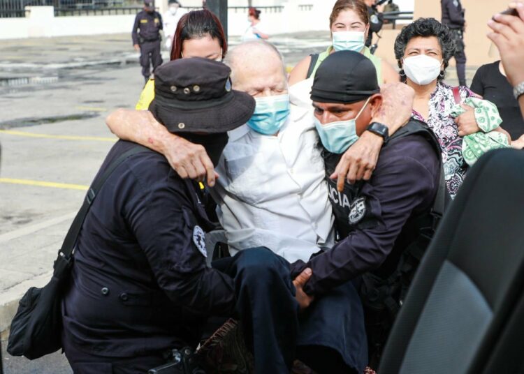 PNC ayuda a adultos mayores en nueva jornada de vacunación